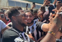 Fred desembarca em Belo Horizonte com festa da torcida do Atlético-MG