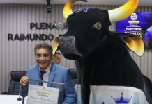 Emoção e reconhecimento: poeta do Caprichoso, Ronaldo Barbosa, recebe cidadania parintinense