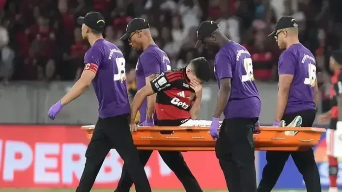 Ayrton-Lucas-sentiu-a-coxa-durante-o-confronto-entre-Flamengo-e-Bragantino-2-1920x1280-1-e1790023901331