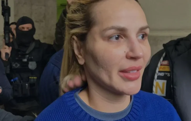 Deolane Bezerra envia carta à mãe durante prisão: 'Nunca vou deixar que algumas grades aprisionem minha mente' Deolane Bezerra envia carta à mãe durante prisão: 'Nunca vou deixar que algumas grades ap