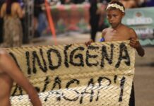 Pela primeira vez, estudantes Sateré-Mawé participam de desfile cívico em Maués
