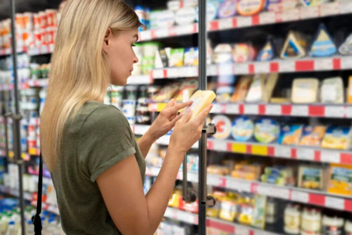 mulher-lendo-rotulo-de-produto-no-mercado