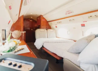 Jatinho usado por Flávio Bolsonaro em viagem aos EUA tem capacidade para 13 passageiros
