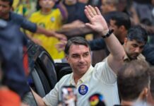 Flávio Bolsonaro diz que foi intimado pela PF a entregar passaporte