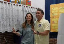 Flávio Bolsonaro vota no Rio e pede participação dos eleitores nas eleições